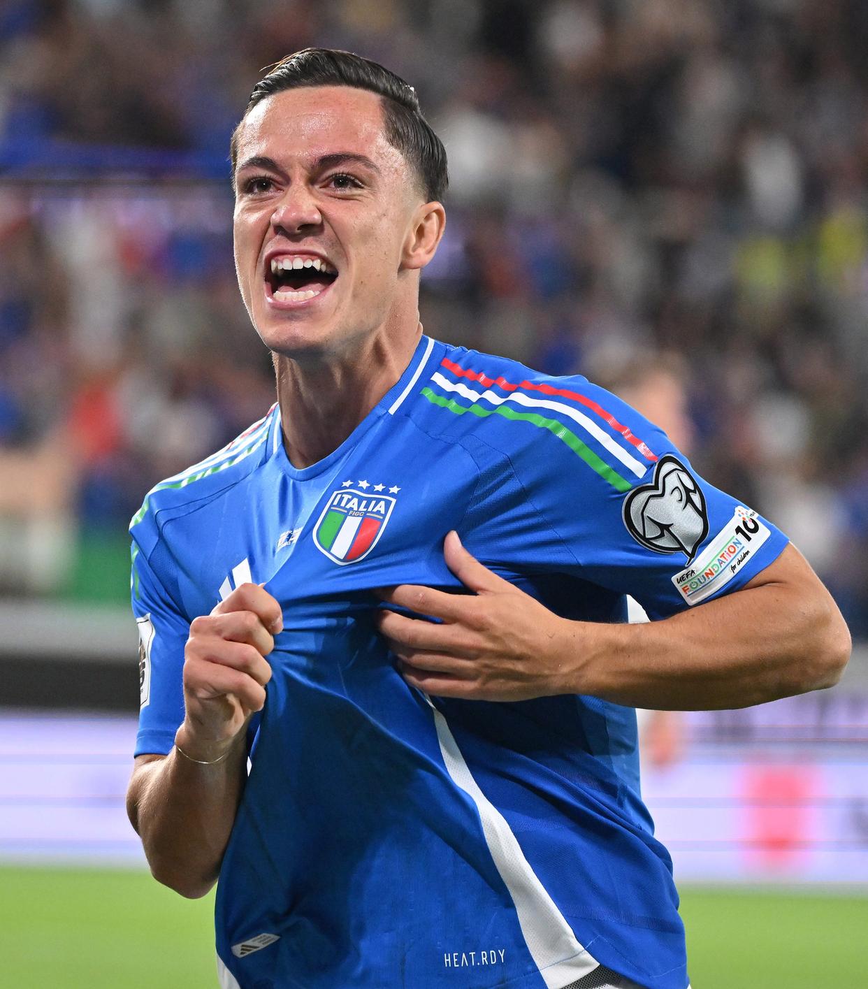 意大利女足队在比赛中取得胜利晋级下一轮